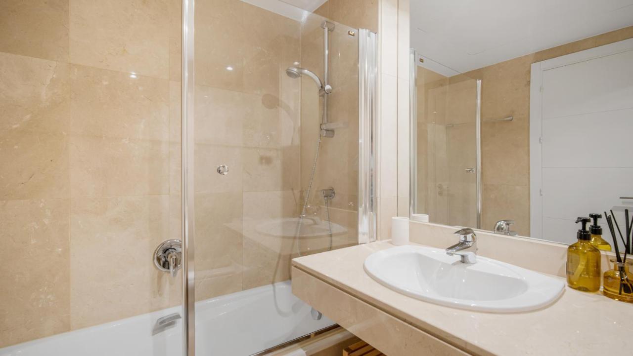 Beach-Line Apartment With 3 Bedrooms In Estepona Zewnętrze zdjęcie
